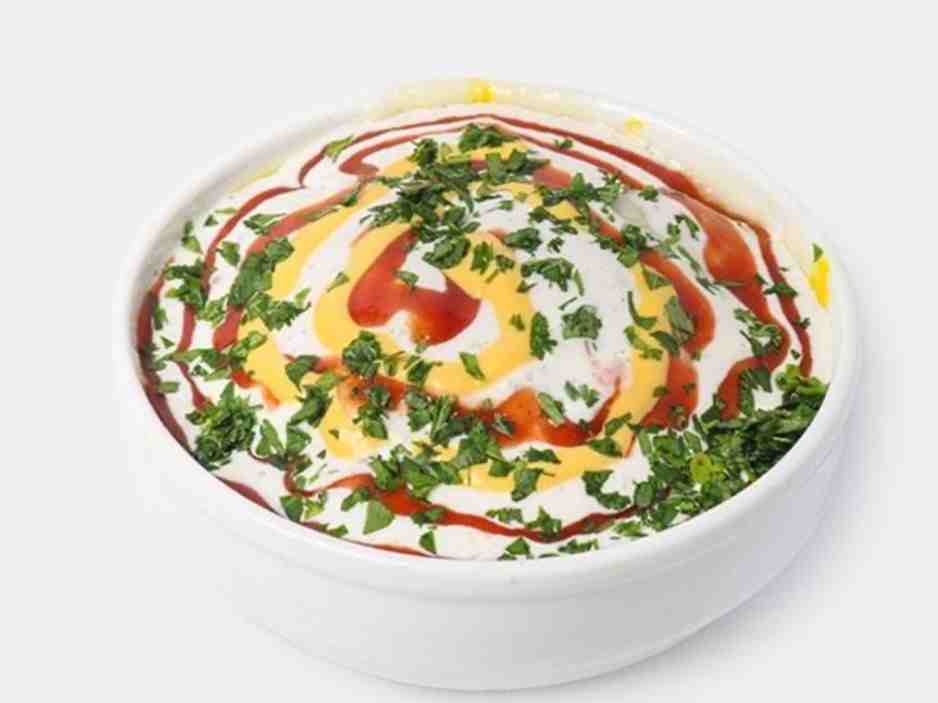 سیب زمینی تازه با سس و سبزیجات و پنیر