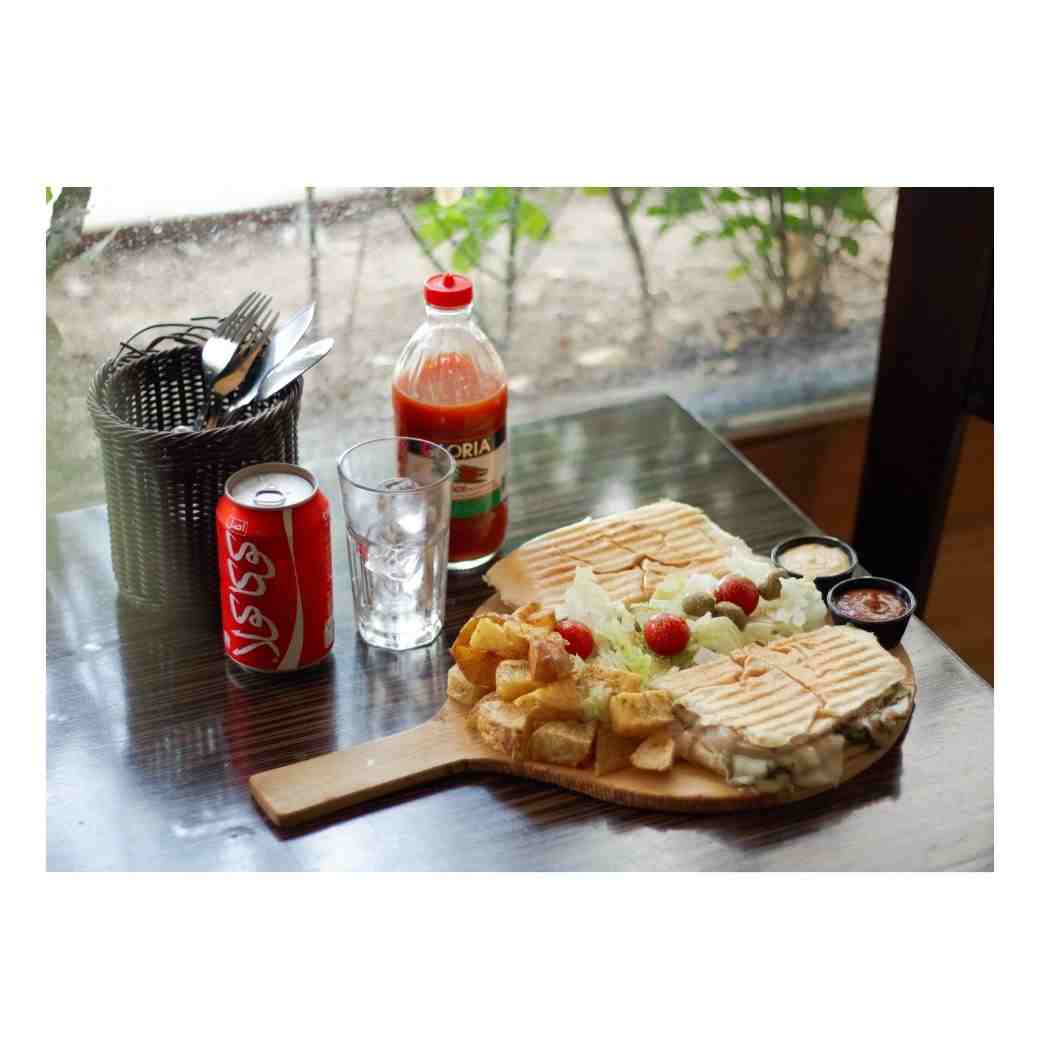 پنینی مرغ با سس پستو