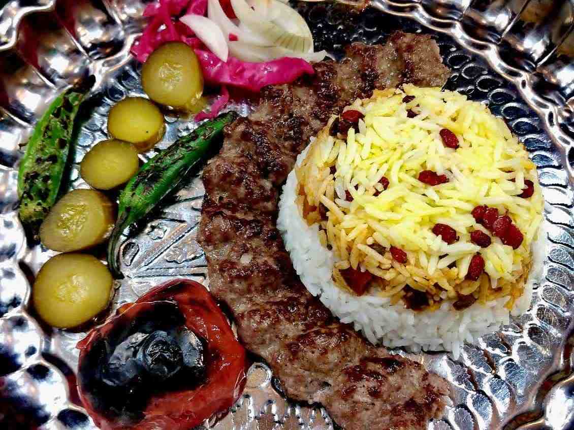 چلو کباب کوبیده تک سیخ