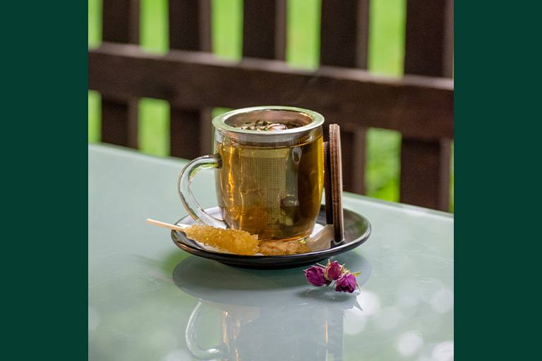 چای سبز و رزماری و گل محمدی