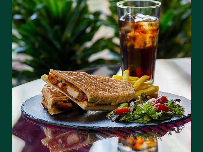 ساندویچ چیکن پارمسان با بیکن
