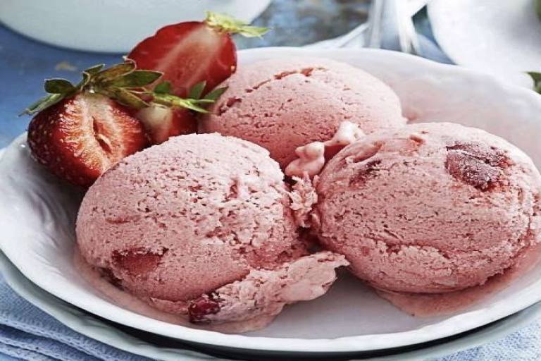 بستنی توت فرنگی