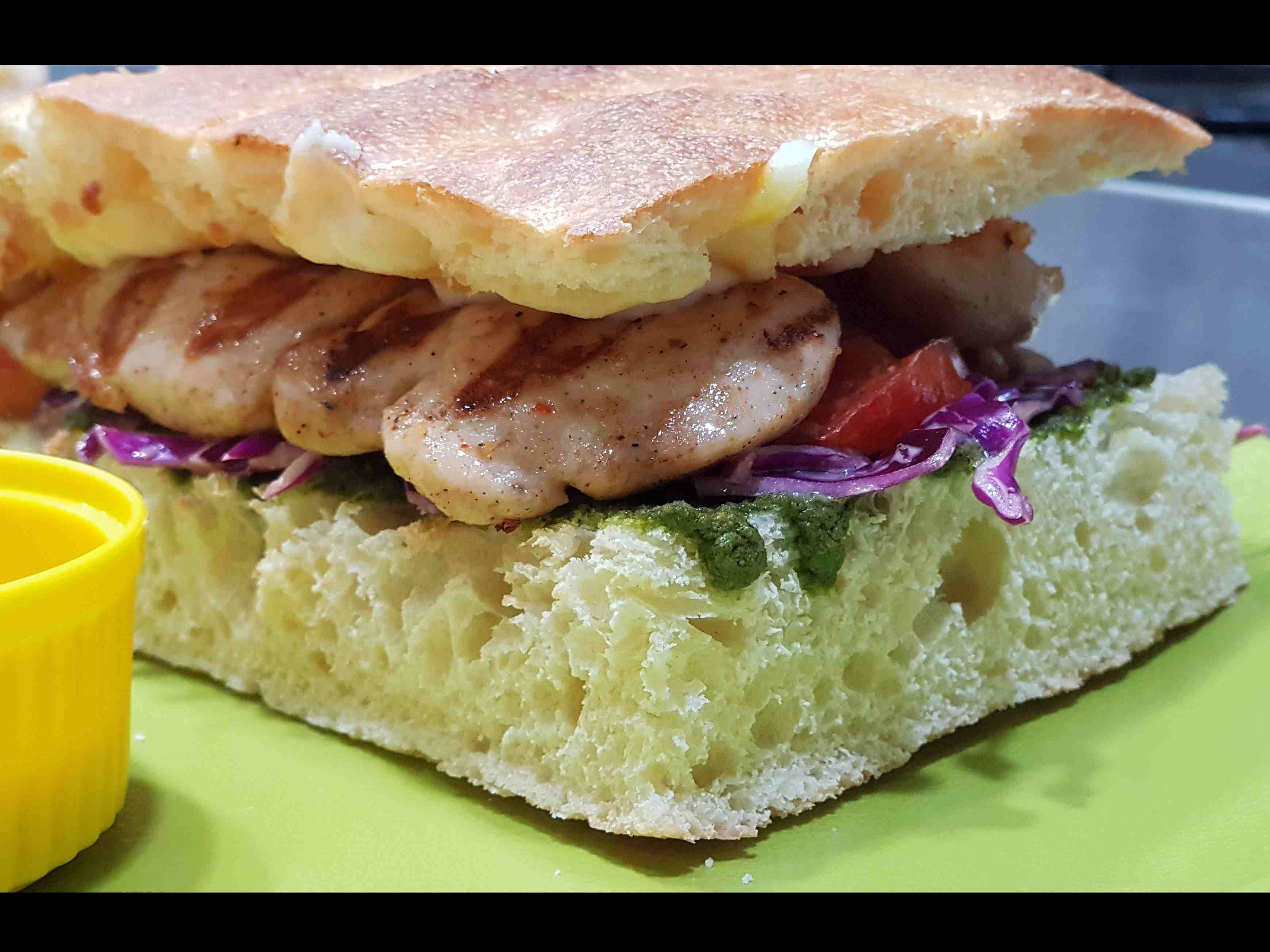 ساندویچ فیله مرغ با نان فوکاچا
